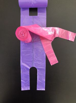 목록 사무실 및 가정 사용, 분홍색과 자주색, 테이블 쓰레기통에 t-셔츠 쇼핑 백