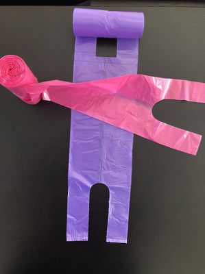 목록 사무실 및 가정 사용, 분홍색과 자주색, 테이블 쓰레기통에 t-셔츠 쇼핑 백